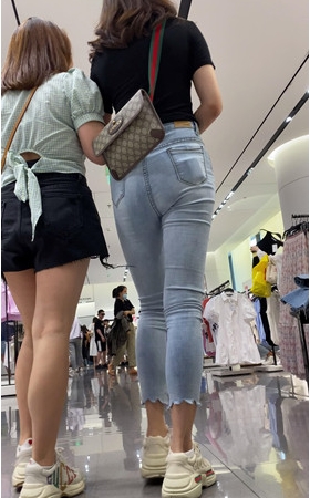 浅牛紧身美女