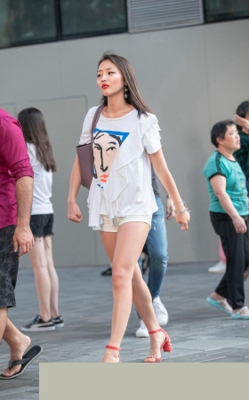 被采访的紧身白裤美女MJ1794[259M]