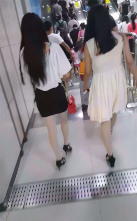 这个黑色短裙美女的臀部真实黄金比例 脚也很性感
