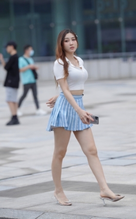 一颦一笑 目若秋水