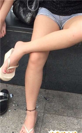 街拍青春甜美牛仔热裤松糕鞋气质美腿美女