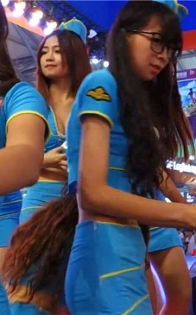 舞台上美腿如云，数都数不清。