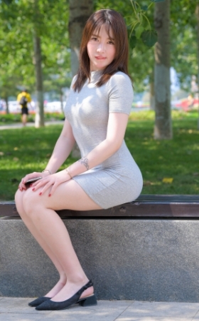 [红石模拍大赛作品]灰色包臀美女