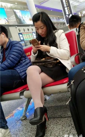 4K - 黑色高跟鞋性感街拍丝袜少妇