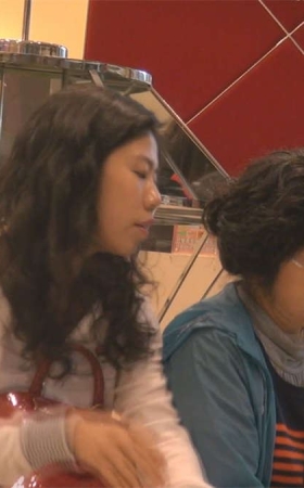 父母陪着买鞋的青春女孩，一双脚露的是毫无保留