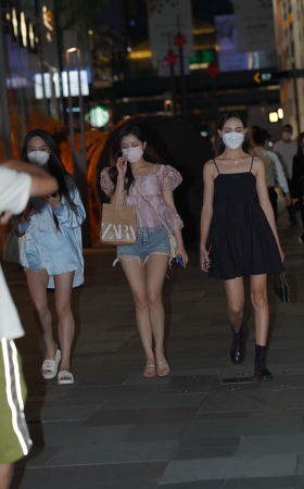 清新漂亮的热裤美女