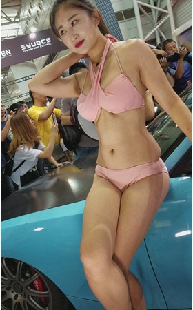车展上的粉色比基尼美女
