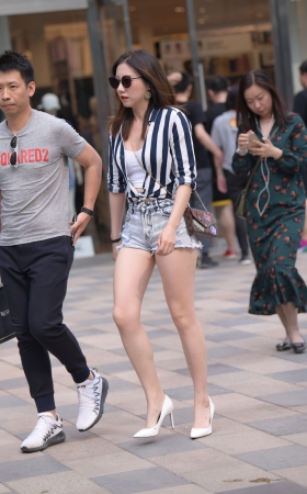 墨镜大美腿