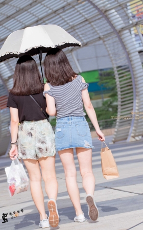 牛仔短裙MM 露出小月牙 [11P]