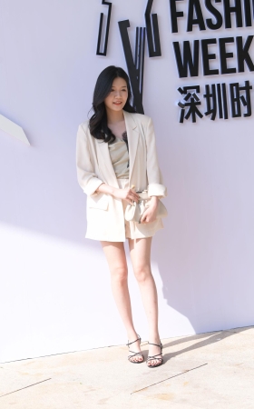 俩个美腿高跟小姐姐，爱哪个？