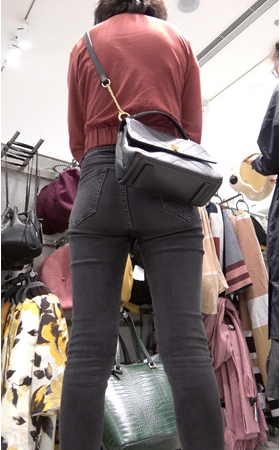 漂亮的短发黑牛仔美女