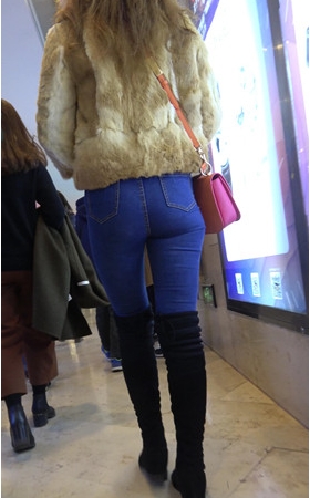 国外的蓝牛黑靴妹子