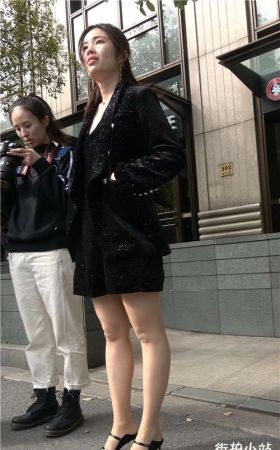 高贵气质街拍丝袜美腿成熟美女 [736 MB/MP4]
