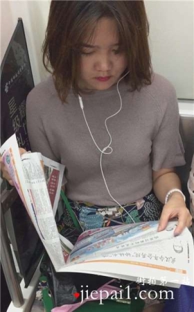 地铁上拍摄看报纸的美女，清纯甜美。