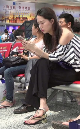 清纯玉女的一双红趾艳足又来挑动你的神经了