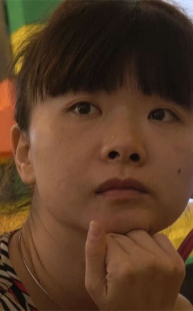 儿童游乐场里的辣妈