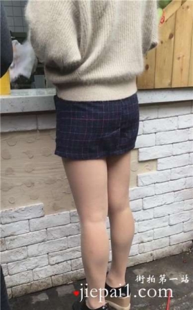 街拍极品美腿肉丝袜包臀裙美女