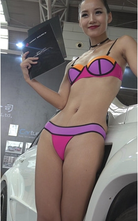 性感的比基尼车模小姐姐