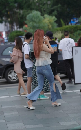 紧牛美眉