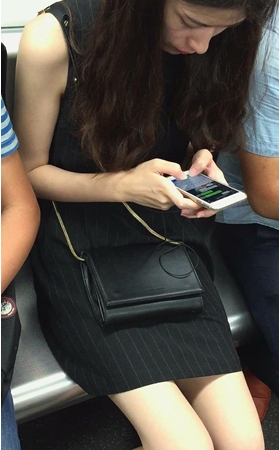 地铁上遇见低头玩手机的美腿妹子