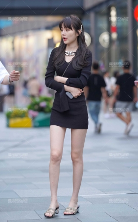 小酒窝长腿女孩 [26P]