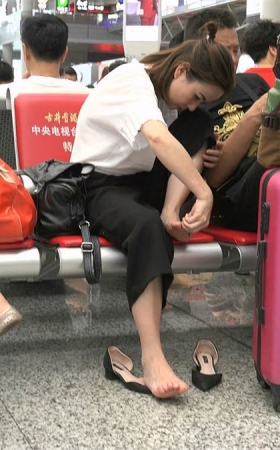 大眼美妇脱鞋上椅，口味略重还带现场抠脚