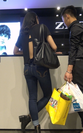 逛街的街拍牛仔裤美女姐姐