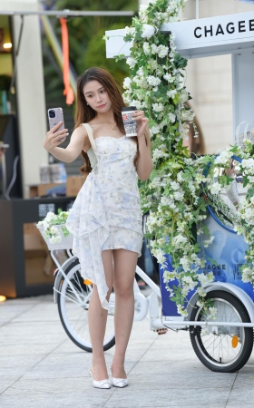 霸王茶姬打卡的小姐姐
