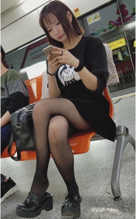 漂亮的黑丝女孩