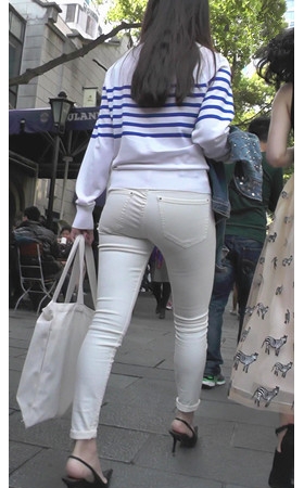 白裤紧身美女