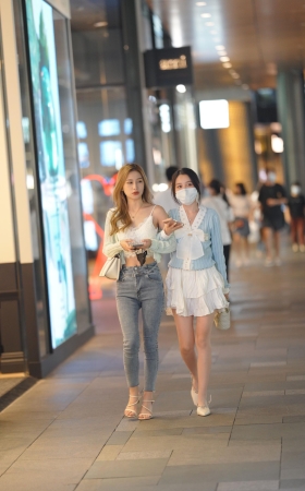 紧身牛仔裤女孩