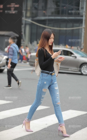 高挑的牛仔美眉 [25P]