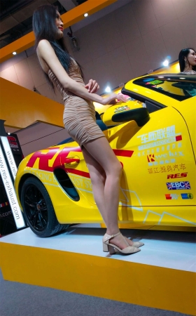 浅色紧身连衣包臀裙肉丝长发漂亮美女车模