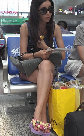 戴墨镜的美足妹子