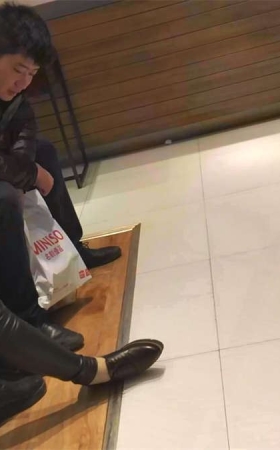 皮裤小美女脱了可爱的棉袜换上肉色试松糕鞋