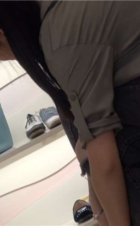 4k-牛仔外套美女鞋柜试鞋街拍美足