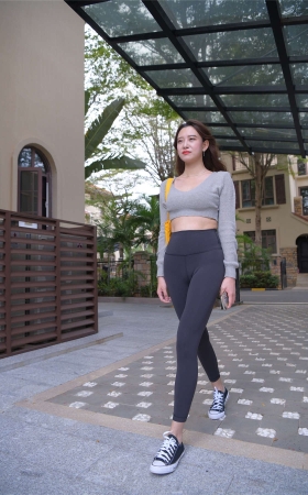 一只麋鹿摄影作品 黑色紧身瑜伽裤美女