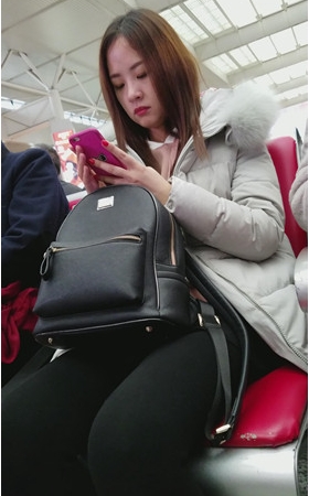 玩手机的小美女