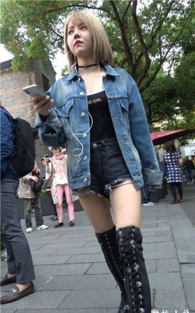 4K 街拍牛仔美腿黄发小妹