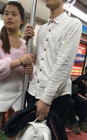 地铁站等车的白色短裙肉丝清纯美女