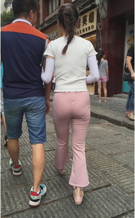 粉色紧身裤小妹