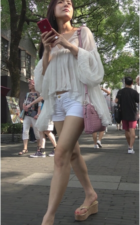 透视装热裤裸腿美女