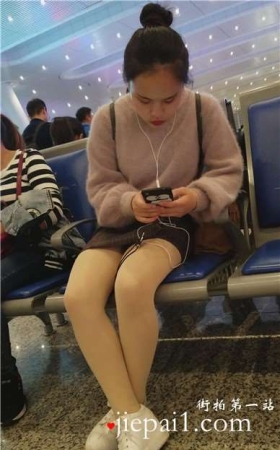 4k-高铁站候车室拍摄红彤彤厚唇的肉丝小妹，一直在玩手...