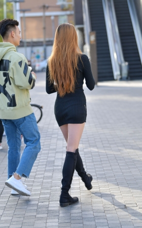 裸腿筒靴包屯裙美女