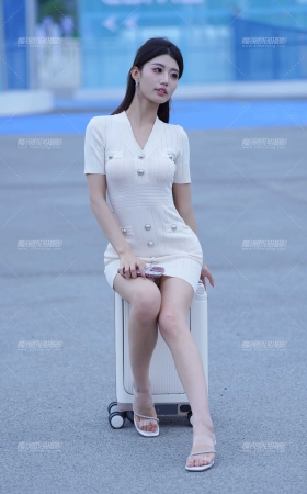 行李箱美眉 [26P]