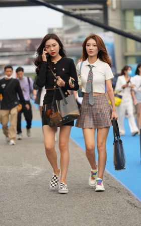黑色紧身包臀裙美腿