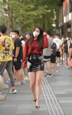 漂亮的包臀皮裙红衣美女