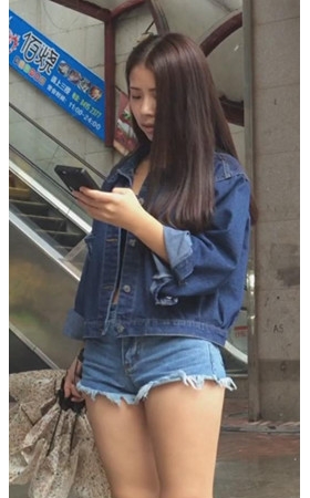 热裤毛边月牙美女