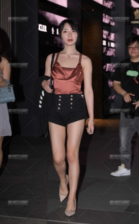 热裤美背小姐姐 [23P]
