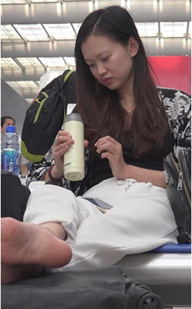 候车室戴眼罩睡觉的妹子